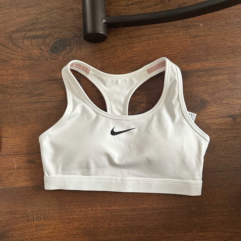 NWOT white Nike swoosh medium support sports bra women’s size small